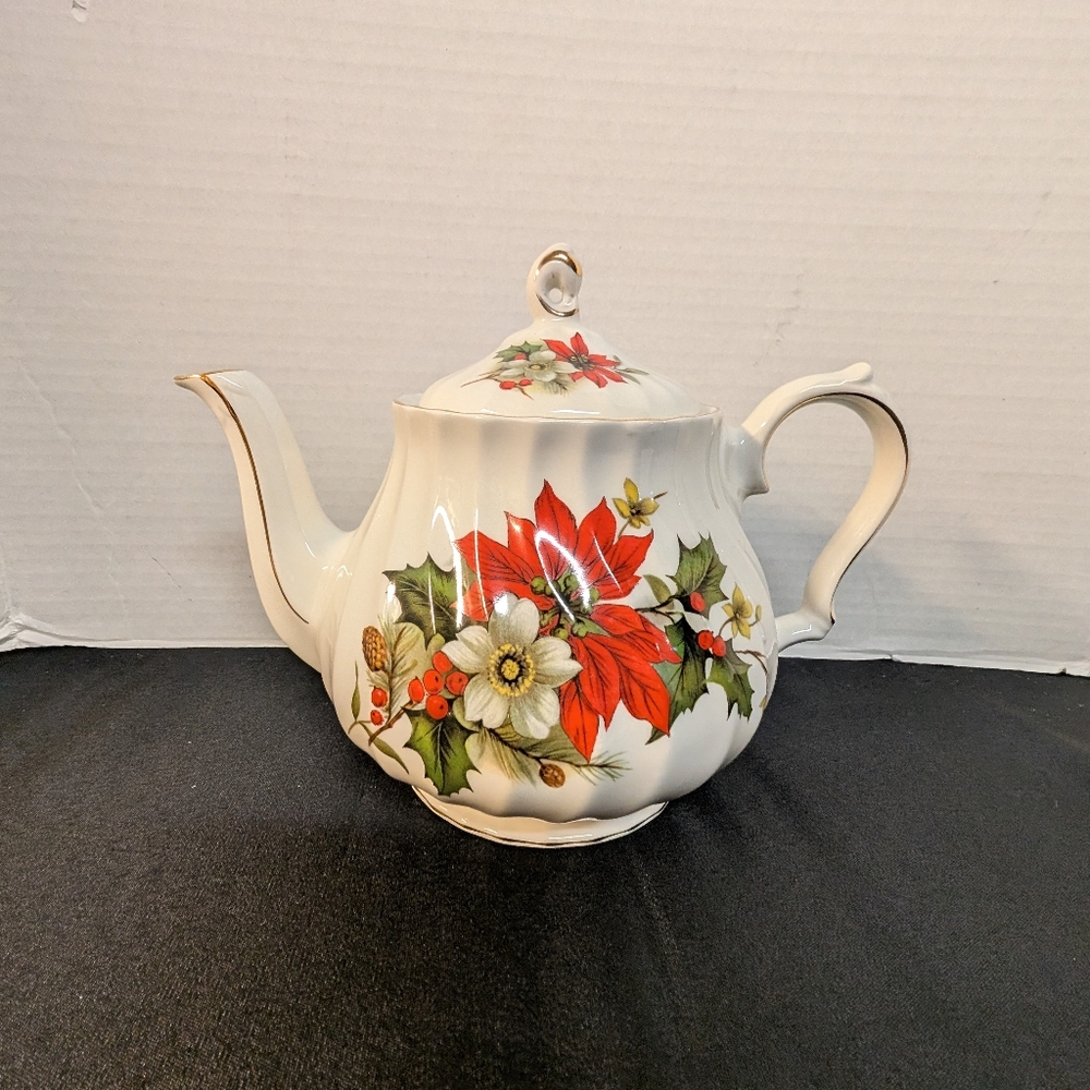 Rare Sadler Poinsettia Holly Bone China Gold-Trimmed Vintage Christmas Tea Pot
